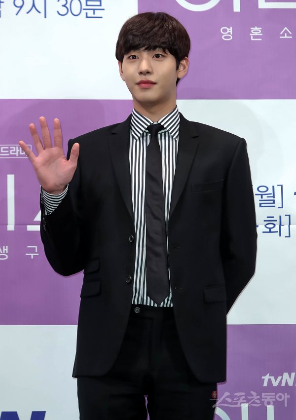 The highest audience rating of 27.6%. The romantic doctor Kim Sabu, who had been enthusiastically loved by the first row of the house theater, returned to Season 2 in three years.With the title roll Han Seok-gyu, Young Blood Lee Sung-kyung and Ahn Hyo-seop joining, Romantic Doctor Kim Sabu 2 finally takes off the veil today with anticipation.SBS New Moonhwa Drama Romantic Doctor Kim Sabu 2 production presentation held at SBS office building in Mokdong-seo, Yangcheon-gu, Seoul at 2 pm on the 6th.The event was attended by Lee Sung-kyung Ahn Hyo-seop Jin Kyung Lim Hee Kim Joo Heon Shin Dong-wook Yoon Min-jae, So Ju-yeon and Yoo In-sik.The new romantic doctor Kim Sabu 2, which came back after the loved season 1 in 2016, is a story about a real doctor in the background of a poor stone wall hospital in the province. It is a work that meets a geek genius doctor Kim Sabu (Han Seok-gyu) and visits the real romance of life and runs fiercely.I was busy during season one, and after I was done, I realized that many people loved me.After the end of season 1, he and the writer joked half-joke, saying, I will never do medical drama again, but every person I meet asked me to do season 2.I was really happy to make the Romantic Doctor Kim Sabu, and if there are people who are willing to join us, I wanted to play Season 2.I learned that the family members of the Doldam Hospital, including Han Seok-gyu, are in the same mind, he said. I thought it was a gift to those who missed Season 1.Medical Drama is also difficult, but I think the warmth I felt during season 1 will be able to approach viewers with a good feeling. Im sure its a big burden, but if I expected the same number and glory as in season 1, I wouldnt have started season 2, and I did my best to revive the air, atmosphere and feelings that viewers felt in season 1, but Im not sure Im going to start season two, Yoo said.I was trying to summon that feeling then, and since the new family came in, there will be a new air in the atmosphere of Season 1.Han Seok-gyu, who plays Kim Sa-bu in the title roll after Season 1, said, It is good to be able to play a good material drama once again. I was really good at breathing among my team members in Season 1, but I was sorry after breaking up and I always wanted to see it.I am very happy to have you back, and I will finish it well and tell you a good story to viewers. He said, If other medical drama deals with things in the hospital, we talk about doctors, patients and people more widely.I do not think it is different from other medical dramas that metaphorically solve the problems of the present age and the relationship that is born through Doldam Hospital. The doctor and life view will be covered through the two juniors and Kim Sabu.It will be a drama that throws a topic about what is most important and what you live for. Ahn Hyo-seop plays Seo Woo-jin, a second-year surgeon fellow, who said, It is true that joining Season 2 as a season 1 listener was burdensome.But when I shoot with a burden, my body is hard. I am trying to sublimate the burden with passion.I want to show you how good you are by acting as hard and as good as possible, he confessed.Ive been learning a lot from Han Seok-gyu at the scene, and you dont know, but hes my mentor. Hes in love with me alone, he said.When I hear what you say, I have a lot to learn and laugh at it. I think it is a great honor and I am shooting it happily. Jin Kyung, who joined the romantic doctor Kim Sabu 2 after season 1, said, I am thrilled to have my misfortune again in three years. It was three years later, but it felt like taking season 1.Im so honored to be back in the ringing Drama. Thank you.Lim Won-hee, who plays the role of the head of the administrative department at Doldam Hospital, said, It is an honor to do it again in three years.Kim Min-jae also said, It is very meaningful and glorious. I am shooting hard, so please look beautiful.I am honored to join Season 2 as a viewer who enjoyed Season 1, and I will shoot hard, said So Ju-yeon.Romantic Doctor Kim Sabu 2 will be broadcast at 9:40 pm on the 6th following VIP.