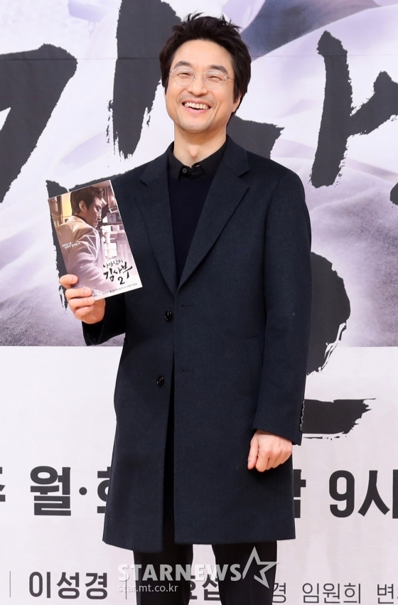 Romantic Doctor Kim Sabu will return to season two, the first time in three years since season one, which ended in popularity in January 2017.Jin Kyeong, Im Won-hee and Kim Min-jae will meet with viewers after season 1, with Han Suk-kyu in charge of the title role, and Lee Sung-kyung, Ahn Hyo-seop and Shin Dong-wook will join in.On the afternoon of the 6th, SBS New Moonwha Drama Romantic Doctor Kim Sabu Season 2 (playplayplayplay by Kang Eun-kyung, directed by Yoo In-sik) was presented at SBS Hall in Mok-dong, Yangcheon-gu, Seoul.Yoo In-sik, who directed the film after Season 1, said, I did not know well during the season 1, but after I finished, I learned that I had been loved so much. I did not change my affection even after time. .Romantic Doctor Kim Sabu is a real doctor story that takes place in the background of a poor stone wall hospital in the province.Season 1, which aired for two months from November 2016 to January of the following year, received the highest audience rating of 27.6% (based on Nielsen Korea nationwide), which was greatly loved by viewers.Yoo said he had received a lot of requests from the surroundings to do Season 2 after the broadcast.The process of making is not easy due to the nature of medical drama, which requires a professional knowledge background, but it remains a happy memory, said Yoo. I thought about doing (season 2) if Actors are okay, but I realized that the family members of Doldam Hospital are all the same.Yoo said, I thought it was a gift to everyone who missed Season 1. I will approach the viewers as the good Feelings of the warm stone hospital I felt in Season 1.Actors who played in season 1 such as Han Suk-kyu, Jin Kyeong, Im Won-hee and Kim Min-jae also showed extraordinary expectations for the new season.Han Suk-kyu, who plays the role of a geek genius doctor, Kim Sabu, said, I am glad to have a good theme, a material drama once again. It was so good in season 1.I was so sorry when I broke up and I always wanted to see it. I am very happy to make this stage so that I can play again. Jin Kyeong, a nurse at Doldam Hospital, said, I am so thrilled to have Oh Myung-sim again after three years. I went to the filming site and I also took Feelings, which is taking the first season, and I did not hear Feelings.I think its an honor to be back in the big druma, he said.Im Won-hee and Kim Min-jae, who are divided into the director of the Doldam Hospital, Jang Tae-tae and the nurse Park Eun-tak, respectively, also said that they are glorious.Han Suk-kyu also said that romantic doctor Kim Sabu and other medical dramas are different from talking outside the hospital.If other medical drama deals with things in the hospital, Romantic Doctor Kim Sabu will solve the problems of modern society in 2020 through the relationship between people, patients, doctors, doctors and doctors through Doldam Hospital, He said.He also introduced Romantic Doctor Kim Sabu as a story about fixing a sick person because it is a medical drama. Those who have hurt their bodies but have hurt their minds before that.In modern times, there are people who have hurt their hearts.Romantic Doctor Kim Sabu explains that rather than correcting that, he tells the stories of those people, Why are the people of Korea hurt and How to fix it?I would have had a lot of sympathy because of that in season 1, he said. I should not like to pick up again because season 1 is good.I started with a humble heart, Lets look at those people again. I will try my best with honest humility. Romantic Doctor Kim Sabu Season 2 will draw a story about two years of surgical fellows, including Cha Eun-jae (Lee Sung-kyung), an effort-type study genius who came to think about life again, and Seo Woo-jin (An Hyo-seop), a cynical natural surgical genius who does not believe in happiness, learning the real romance of life by meeting Kim Sabu, who was once called the hand of God ...Ahn Hyo-seop and Lee Sung-kyung were selected as Kim Sa-bus two disciples who Actor Hyun-seok and Seo Hyun-jin played in Season 1.Ahn Hyo-seop, who plays Seo Woo-jin in the second year of GSs Fellowship, said, It is natural that the season 2 appearance was burdened as a season 1 listener. However, I want to sublimate the burden with passion and show my best with my passion when I shoot with burden.Ahn Hyo-seop also said, Han Suk-kyu is an Acting Mentor and tells me how to act. When I listen to my senior, I have too much to learn and laugh. I think it is a pleasure and honor to act with my senior.Energy is really good, said Lee Sung-kyung, who is divided into CS (thoracic surgery) fellow second year, and Acting co-work. It plays an energy base in the field.It has a positive effect by Acting together; I am shooting well with joy. Lee Sung-kyung also commented on Ahn Hyo-seop, I work really hard and study a lot, he said.I was surprised to see that it was so different then, such as script reading and first shooting. I think it is a good partner. Lee Sung-kyung also said of his character, Cha Eun-jae, I am motivated and have a lot of bad things, so I have a lot of mistakes, but I am like a youth who shows me how to grow up.Romantic Doctor Kim Sabu Season 2 will be broadcasted at 9:40 pm on the day.SBS New Moonhwa Drama Romantic Doctor Kim Sabu Season 2 production presentation