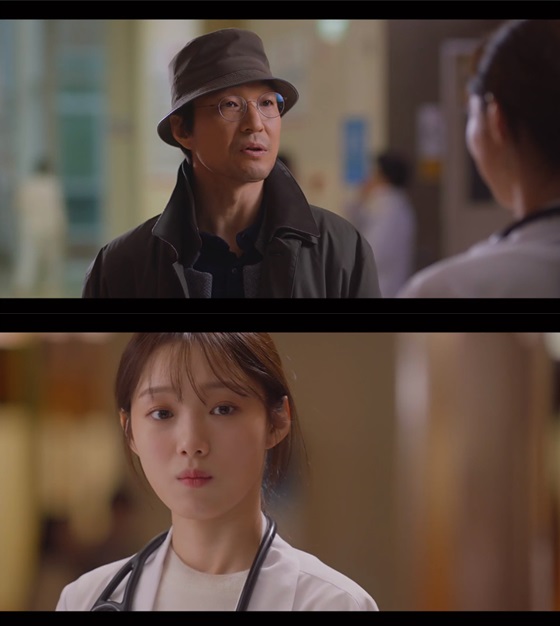 Lee Sung-kyung of Drama Romantic Doctor Kim Sa-bu 2 was shocked by Han Suk-kyus stone fastball.In SBS New Moonwha Drama Romantic Doctor Kim Sabu 2 (playplay by Kang Eun-kyung, directed by Yoo In-sik, hereinafter Kim Sabu 2), which was first broadcast on the afternoon of the 6th, Kim Sabu (Han Suk-kyu), who gives traffic control in an emergency room that lacks personnel, was portrayed.On the same day, Kim Sabu witnessed the appearance of the 4th year of his major in the emergency room of the Geo University Hospital, Yoon Ae-eum (Soo Ju-yeon).In the wake of emergency patients, CS (general surgeons) were not called and were troubled. Kim Sabu, who watched silently, said, Call the head of the head.CSs who came to the emergency room late shouted to Kim Sabu, What are you doing in the emergency room?Kim said, I went to the hospital for 30 minutes, very quickly. He said, I had three emergency patients, but no one showed up and I was shitting all the time.The doctor ignored, It is a violation of the medical law. Where is the doctor in the branch without permission? Kim said, I only did traffic control.I do not know what to do with the four-year-old interns of my major. Cha Eun-jae (Lee Sung-kyung) followed Kim Sabu and said, Its when Im living.She asked, I want to hear how I found out what I could not find on the screen. Kim said, Is there any spirit here?I have to work next time, he said. I like logic and sit down. I can not do it, I chew my dog shit. 