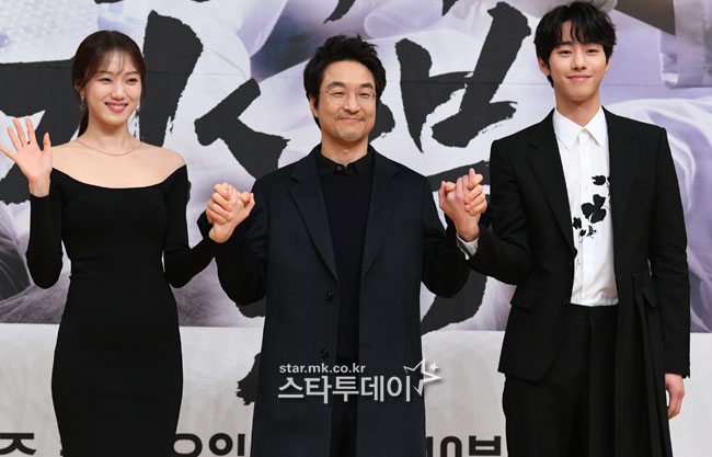 Romantic Floor 2 returned to Season 2 thanks to the great love of viewers.At 2 p.m. on the 6th, SBS Hall in Mok-dong, Yangcheon-gu, Seoul, a production presentation of SBSs new monthly drama Romantic Doctor Kim Sabu 2 was held.On this day, Yoo In-sik PD, Han Suk-kyu, Lee Sung-kyung, Ahn Hyo-seop, Jin Kyeong, Im Won-hee, Kim Joo Heon, Shin Dong-wook, Yun-Num, Kim Min-jae and Soju Yeon attended.Romantic Doctor Kim Sabu 2 is a true Doctor story that takes place in the background of a poor Doldam hospital in the province, and it contains a fierce run by meeting Han Suk-kyu, a geek genius doctor, to visit the real romance of life.Season 1, which was broadcast in 2016, was greatly loved and returned to Season 2.After the season 1, I realized that many people loved the drama, said Yoo In-sik, PD.Every person I meet tells me that I can not do Romantic Floor 2.I had a memory that was so happy in the process of making it, so I made an offer to Actor, and I knew that everyone was in the same mind, so I had Season 2. I thought it was a gift I wanted to give to those who missed Season 1, he added. I hope that the warmth I felt during season 1 and the longing for Doldam Hospital will be passed on to viewers.Han Suk-kyu said, New family members, sick youth. Through two juniors, we will deal with consideration, life, and doctor.It is the advantage of this drama to ask questions about what people live for, and by dealing with such stories, we will metaphorically solve the problems of modern society. Lee Sung-kyung, who joined the new season this season, will play the role of a hard-working genius thoracic surgeon Fellow Cha Eun-jae and Ahn Hyo-seop will play the role of a cynical and expressionless surgical fellow Seo Woo-jin.Asked if the good performance of Season 1 of Romantic Doctor was burdensome, Ahn Hyo-seop said, I was burdened as a season 1 listener.So Im trying to sublimate the burden into passion and show you a good act.Ahn Hyo-seop was also interested in the Acting co-work with Lee Sung-kyung.Ahn Hyo-seop said of Lee Sung-kyung, I played a lot of Energizers in the field and I was so comfortable when I was Acting.So I am not able to remember what I am doing. Lee Sung-kyung replied, Ahn Hyo-seop is really an actor who focuses and studies a lot.Actors who appeared in Season 1 such as Jin Kyeong, Im Won-hee, Byun Woo-min, Choi Jin-ho, Kim Min-jae, and Yun-tree show off their presence with their skillful and heavy acting power.I felt that Kims troubles were much deeper than season one, said Jin Kyeong, who plays the role of Oh Myung-sim, a nurse after season one. In this situation, it seems very curious how Kims response will be.I think I can be more impressed than Season 1. Meanwhile, Romantic Doctor Kim Sabu 2 will be broadcast for the first time at 9:40 pm on the same day.