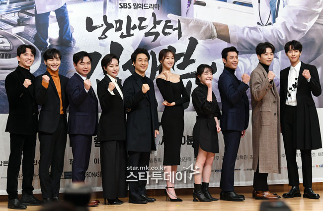 Romantic Floor 2 returned to Season 2 thanks to the great love of viewers.At 2 p.m. on the 6th, SBS Hall in Mok-dong, Yangcheon-gu, Seoul, a production presentation of SBSs new monthly drama Romantic Doctor Kim Sabu 2 was held.On this day, Yoo In-sik PD, Han Suk-kyu, Lee Sung-kyung, Ahn Hyo-seop, Jin Kyeong, Im Won-hee, Kim Joo Heon, Shin Dong-wook, Yun-Num, Kim Min-jae and Soju Yeon attended.Romantic Doctor Kim Sabu 2 is a true Doctor story that takes place in the background of a poor Doldam hospital in the province, and it contains a fierce run by meeting Han Suk-kyu, a geek genius doctor, to visit the real romance of life.Season 1, which was broadcast in 2016, was greatly loved and returned to Season 2.After the season 1, I realized that many people loved the drama, said Yoo In-sik, PD.Every person I meet tells me that I can not do Romantic Floor 2.I had a memory that was so happy in the process of making it, so I made an offer to Actor, and I knew that everyone was in the same mind, so I had Season 2. I thought it was a gift I wanted to give to those who missed Season 1, he added. I hope that the warmth I felt during season 1 and the longing for Doldam Hospital will be passed on to viewers.Han Suk-kyu said, New family members, sick youth. Through two juniors, we will deal with consideration, life, and doctor.It is the advantage of this drama to ask questions about what people live for, and by dealing with such stories, we will metaphorically solve the problems of modern society. Lee Sung-kyung, who joined the new season this season, will play the role of a hard-working genius thoracic surgeon Fellow Cha Eun-jae and Ahn Hyo-seop will play the role of a cynical and expressionless surgical fellow Seo Woo-jin.Asked if the good performance of Season 1 of Romantic Doctor was burdensome, Ahn Hyo-seop said, I was burdened as a season 1 listener.So Im trying to sublimate the burden into passion and show you a good act.Ahn Hyo-seop was also interested in the Acting co-work with Lee Sung-kyung.Ahn Hyo-seop said of Lee Sung-kyung, I played a lot of Energizers in the field and I was so comfortable when I was Acting.So I am not able to remember what I am doing. Lee Sung-kyung replied, Ahn Hyo-seop is really an actor who focuses and studies a lot.Actors who appeared in Season 1 such as Jin Kyeong, Im Won-hee, Byun Woo-min, Choi Jin-ho, Kim Min-jae, and Yun-tree show off their presence with their skillful and heavy acting power.I felt that Kims troubles were much deeper than season one, said Jin Kyeong, who plays the role of Oh Myung-sim, a nurse after season one. In this situation, it seems very curious how Kims response will be.I think I can be more impressed than Season 1. Meanwhile, Romantic Doctor Kim Sabu 2 will be broadcast for the first time at 9:40 pm on the same day.
