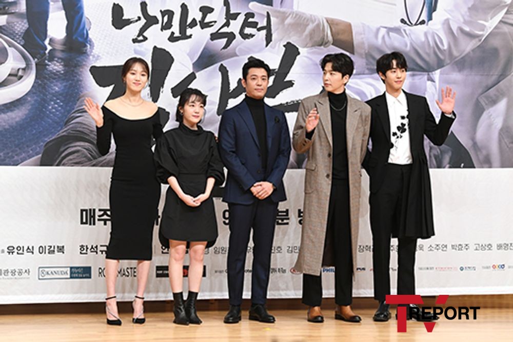 Actor Lee Sung-kyung, So Joo-yeon, Kim Ju-Hun, Shin Dong-wook and Ahn Hyo-seop pose at the SBS drama Romantic Doctor Kim Sabu 2 production presentation held at SBS office in Mok-dong, Yangcheon-gu, Seoul on the afternoon of the 6th.Romantic Doctor Kim Sabu 2 starring Han Seok-gyu, Lee Sung-kyung, Ahn Hyo-seop, and Kim Ju-Hun will be broadcasted on the 6th as a story of real doctor in the background of a poor stone wall hospital in the province.