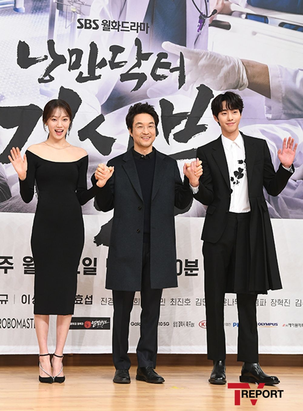 SBS New Moonhwa Drama Romantic Doctor Kim Sabu 2, which returned to season 2, was confident that it would be more fun.Actors and director Yoo In-sik expressed this confidence at the production presentation of Romantic Doctor Kim Sabu 2 at SBS in Mok-dong, Yangcheon-gu, Seoul on the 6th.Romantic Doctor Kim Sabu 2 was broadcast from November 2016 to January 2017, and the second season of Romantic Doctor Kim Sabu, which recorded an amazing audience rating of 27.6%.Kang Eun-kyung, director Yoo In-sik and Han Suk-kyu reunited in three years and collected topics.Romantic Doctor Kim Sabu 2 is a story of real doctor in the background of a poor stone wall hospital in the province. It contains the contents of meeting the geek genius doctor Kim Sabu (Han Suk-kyu) and going to the real romance of life.Expectations for #season2Director Yoo In-sik said, I thought that Season 1 was over and I could not do medical drama again with Kang Eun-kyung, but I could not do season 2 every time I met.Above all, I remember that I was really happy in the process of meeting, so if there are actors who share our intentions, I tried to do it together, but I knew that the family members of the stone wall hospital including Han Suk-kyu were the same mind. Yoo said, Season 2 is a gift to those who missed season 1 and made it among us.However, after making it, I thought medical drama was hard, he said. I believe that the warmth and longing I felt during season 1 will be a good feeling for viewers. In particular, season 1 was very popular with the highest audience rating of 27.6%. Is there any burden on season 2 box office?Director Yoo In-sik said: If you expected the same glory as in Season 1, you would not have started because you were burdened.I did my best to revive the atmosphere and feelings of season 1 more than the figures, he said. It would be simplest to say that a new air came into the atmosphere of season 1. Actors Han Suk-kyu, Jin Kyeong, Im Won-hee, Kim Min-jae and Yun-nam became members of the old stone wall after season 1.The members of the Shin Stone Dam are Lee Sung-kyung, Ahn Hyo-seop, Kim Joo-heon and Shin Dong-wook. All members of the Goo and Shin Stone Dam are honored to appear in season 2.In particular, Jin Kyeong and Im Won-hee raised expectations that the story was stronger and more fun than season 1.#Ahn Hyo-seop, Lee Sung-kyung newly joinedIn particular, the key members who newly joined Romantic Doctor Kim Sabu 2 are Ahn Hyo-seop and Lee Sung-kyung.Ahn Hyo-seop is a cynical man who does not believe in happiness because he has suffered a hard life, but in the operating room, he plays the role of Seo Woo-jin, a surgeons second-year surgeon, who has excellent skills with tremendous concentration.Lee Sung-kyung plays the role of Cha Eun-jae, a self-confident elite surgeon fellow who is a woman who is a personal period and a hobby of studying, and who is far from frustration, fallout, and failure.Ahn Hyo-seop commented on the season 2 appearance, I also seem to have been burdened as a listener of season 1.I want to sublimate the burden with passion and show it as good as possible in the future. Han Suk-kyu is also a mentor and said he is learning a lot and shooting.Lee Sung-kyung said, My seniors told me to play comfortably from the beginning.I am really shooting because I am so warm and well taught by my seniors. He said that he will show himself growing like a character.The breath of the two newly joined members is also expected: Ahn Hyo-seop said Lee Sung-kyung is highly positive as an energizer.Lee Sung-kyung responded with praise, saying, Mr. Hyo-seop works really hard, he studies so much, and it seems to be a lot of stimulus.In addition, director Yoo In-sik refers to the kissing gods of the two people and says, The atmosphere is quite different, but there is a pretty kissing god as good as season 1.I think it will come out soon, he said, raising expectations.# Differentiated Medical DramaHan Suk-kyu commented on the fact that Romantic Doctor Kim Sabu 2 differentiates itself from other medical dramas, saying, We think that romantic doctor is dealing with the story outside the hospital.If we deal with the story in the hospital in another medical drama, we deal with peoples stories widely. We deal with patients, doctors, doctors and doctors, but there is a relationship that is reborn through Doldam Hospital.In addition, the metaphorical solution of the current problems through various patients is different from other medical dramas. Han Suk-kyus real name in the play was Bu Yong-ju, the only triple board surgeon in Korea and a man once called Gods hand, but now he plays Kim Sa-bu, a reclusive geek doctor who calls himself a romantic doctor and keeps a doldam hospital where the signboard does not come in properly.The Doldam Hospital is a difficult place to exist, it is a world where it is hard to work because it is broken without any patients coming in.Doldam Hospital is a hospital where you are somewhere, and when you look at the people who work, you are a stupid romantic, and there are new waves such as pressure from a huge hospital and differences in the values ​​of new doctors.I can maintain the wishes and beliefs of the mongolians in it, and how to find a solution there and how to do it. I think the process of finding the answer in the drama desperately is the message we give.I can not deal with realistic problems outside the hospital, but I tried to contain the troubles of the professionals living in the present age. Romantic Doctor Kim Sabu 2 will be broadcast for the first time at 9:40 pm on the 6th.