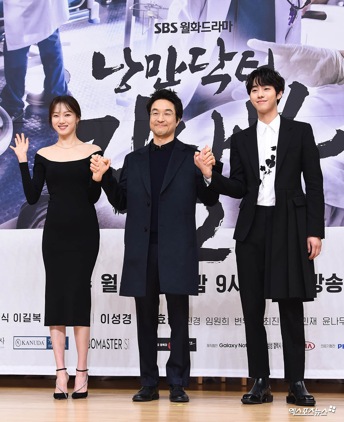 Actor Lee Sung-kyung, who attended the SBS new Mon-Tue drama Romantic Doctor Kim Sabu Season 2 production presentation at SBS in Mok-dong, Seoul on the afternoon of the 6th, has photo time.A cool shoulder line.The sidelines like paper.Romantic Doctor Season 2 Joins Kim Sa-bu as a disciple.Slim body lineBrown Eyes of Enchantment.Re-challenging Doctors Acting After DoctorsKim Sa-bu Gets New Student.