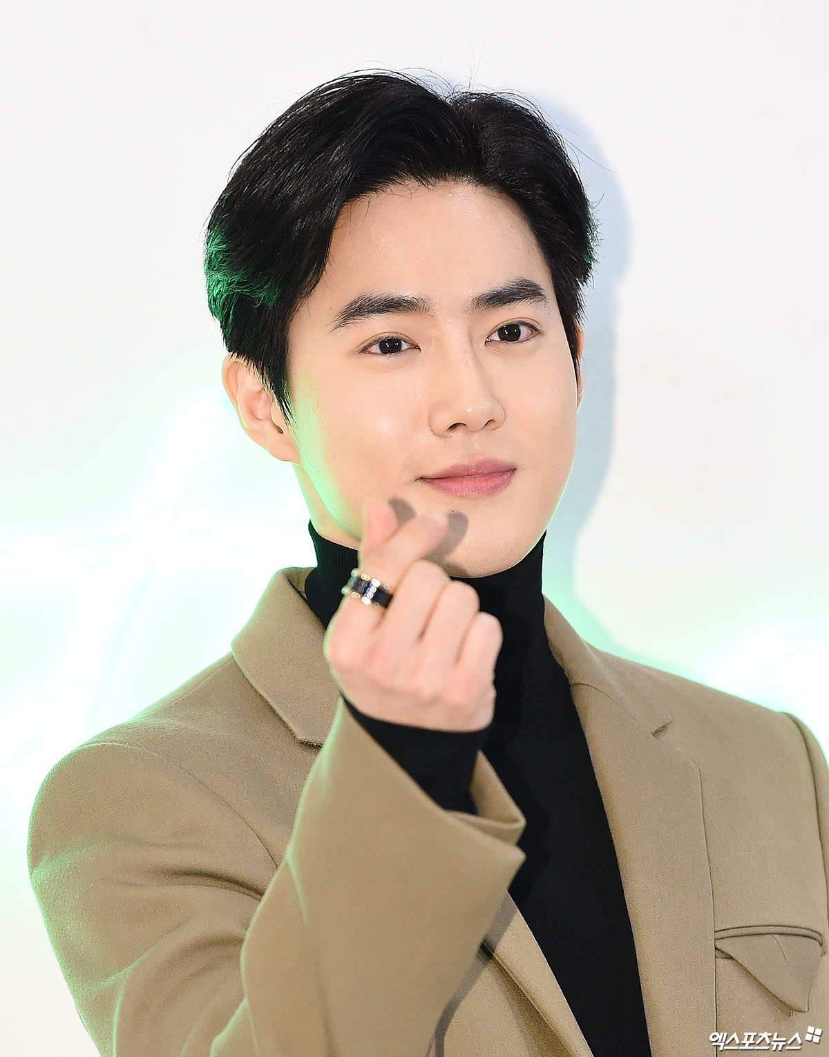 EXO Suho, who attended the opening event of the Bottega Veneta Pouch Pop-up Store held at the Hyodai Department Store Pangyo branch in Baekhyun-dong, Gyeonggi Province, on the afternoon of the 6th, has photo time.