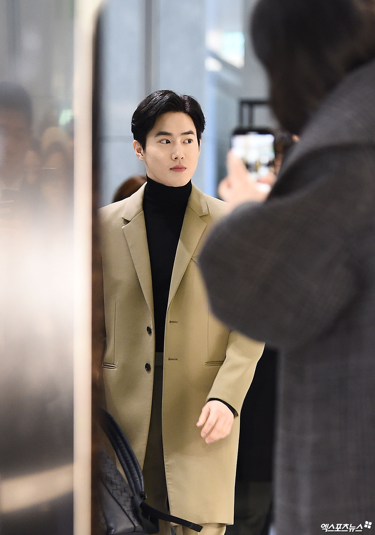 EXO Suho, who attended the opening ceremony of the Bottega Veneta Pouch Pop-up Store held at Pangyo branch of Hyundai Department Store in Baekhyun-dong, Gyonggi Province, on the afternoon of the 6th, has photo time.