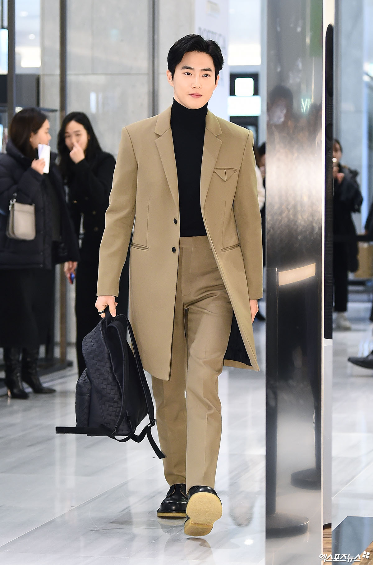 EXO Suho, who attended the opening event of the Bottega Veneta Pouch Pop-up Store held at the Hyodai Department Store Pangyo branch in Baekhyun-dong, Gyeonggi Province, on the afternoon of the 6th, has photo time.