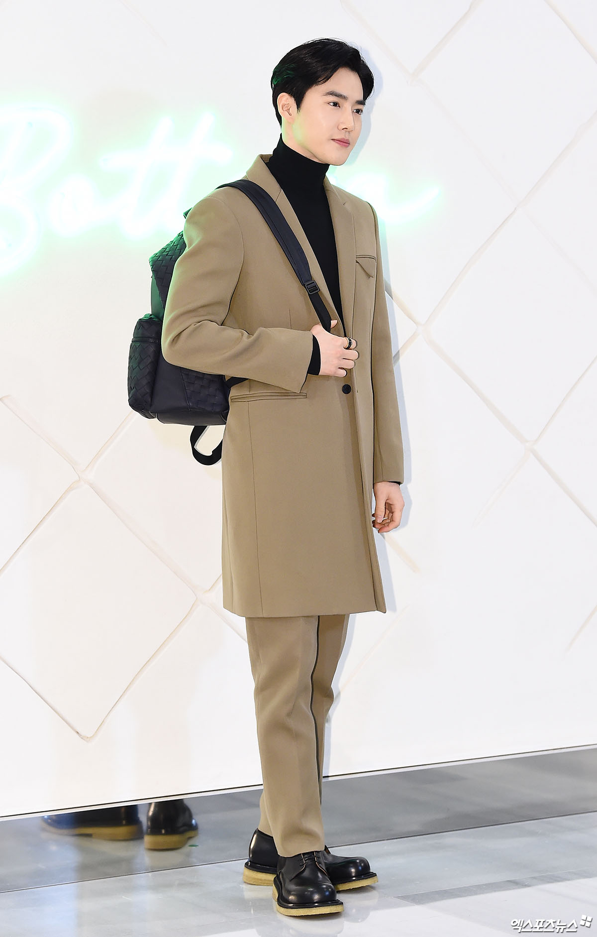 EXO Suho, who attended the opening event of the Bottega Veneta Pouch Pop-up Store held at the Hyodai Department Store Pangyo branch in Baekhyun-dong, Gyeonggi Province, on the afternoon of the 6th, has photo time.The Shining Appearance of Department Stores.A superior coatfit.Communication Free Pass Award.Surgeon-filled Sonhart.