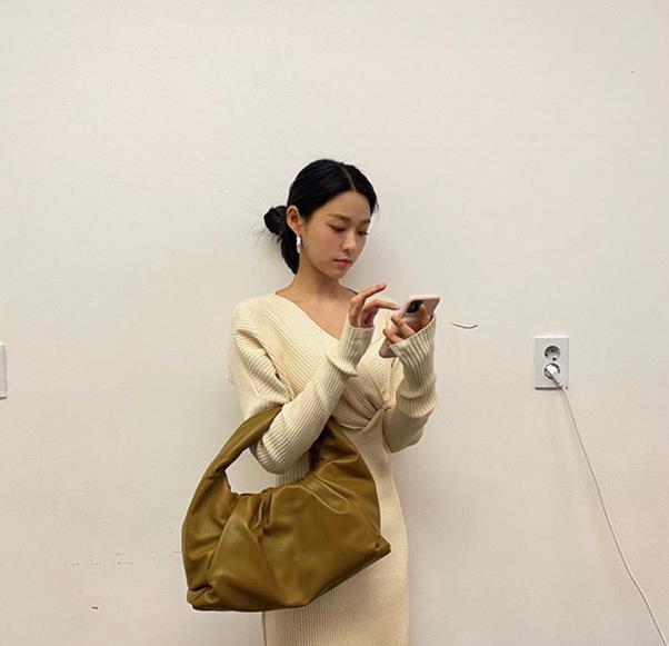 Girl group AOA member Seolhyun boasted an elegant charm.On the afternoon of the 6th, Seolhyun uploaded a picture to his SNS.In the open photo, Seolhyun is looking at a cell phone, his concave features and small faces are pure.The elegant atmosphere of Seolhyun stands out.On the other hand, AOA, a group of Seolhyun, released a new song Come to see me in November and actively participated.Seolhyun is also active as an actor, appearing in JTBC Drama My Country, which recently ended.