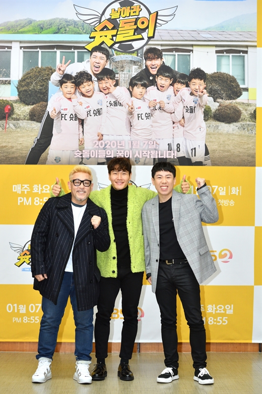 Yang Se-chan told Kim Jong-kook, who became Sika deer in Tiger.Flying Shooter, which was broadcast in many topics in 2005, was loved until the sixth in 2014.Flying Shooters - New Power Rangers, which will be accompanied by 7th-term shooters, will feature children with various skills, including soccer beginners and complete soccer players, and will draw a growth story that I-DLE, who needs friends, meets for the first time through soccer and fills each others shortcomings.Kim Jong-kook, a member of the first year of shooting, and soccer love New Face Yang Se-chan will be Kochi, the first special coach will be soccer player Lee Dong-gook and the third shooter soccer player Lee Kang-in.On the same day, Yang Se-chan said, I would have been disappointed if my last brother was a coach, Kim Jong-kook, who joined Kochi this season, said, I would have been disappointed if I had been a coach.Thats why its not easy to teach professional things, so I think its right for professional coaches to come and teach soccer.Im really good at I-DLE care. I-DLE knows youre strong. I know youre tough.Im bold about acting, but I cant do it easily to my brother, he added, laughing.Yang Se-chan and Kim Jong-kook are also breathing on SBS entertainment program Running Man.Kim Jong-kook said, I do a lot of things that are a bit rough and bad in Running Man with a lot of people.I-DLEs are so much for me that they encourage each other. They give me a lot of strength. Warmness not seen in Running Man.I dont think we have much longer shooting time, but both of us have red eyes. I dont know why.It is not difficult to shoot, but tiredness is at its peak. We have a friendship. We are sticky. In the case of Yang Se-chan, Kim Jong-kook told about the changed appearance.If the last brother is like Tiger in Running Man, he looks like Sika deer in Fly Shooter, and the opposite is true.Finally, my brother loves I-DLE, and I also love I-DLE.I think that kind of feeling that my brother looks at I-DLE will come out in the end. He wondered about the appearance of Sika deer Kim Jong-kook.Meanwhile, the newly returned Flying Shooter - New Power Rangers will be broadcast at 8:55 pm on the 7th.