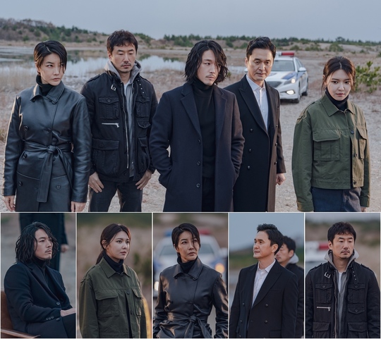 Even though Tell As You See is a B-cut, the shooting scene was released along with two posters that are releasing a unique aura.OCNs new Saturday original, Tell As You Seen, which will be broadcast at 10:30 p.m. on Feb. 1, (creator Kim Hong-sun, playwright Ko Young-jae, Han Ki-hyun, director Kim Sang-hoon, production studio dragon, H. House) is a five-sensor suspense thriller that tracks a serial killer who once saw a genius Profiler who had the ability to remember everything and thought that Detective had died Here.The two B-cut posters released on the day are overwhelming visuals that are even A-cut.The genius Profiler Oh Hyun-jae (Jang Hyuk), the Detective Cha Sooyoung (Choi Sooyoung), the team leader Hwang Ha-young (Jin Seo-yeon), the ambitious man Choi Hyung-pil (Jang Hyun-sung), and the veteran of the Daedeulbo of the Kwangsoo University, who want to develop the whole edition, Elective positive number (recipient multiplier).What truth is hidden for the five people who overwhelm those who see with rough eyes and expressions?I am curious about how to draw the process of tracking a serial killer who thought he died with different eyes.Aura, which can be felt even if you look at the still cut released together, adds expectations to the expectation of the works that viewers waited for in 2020 before the airing with the combination of actors like movies.It is a message from the production team that Jang HyukChoi Soo Young, Jin Seo-yeon, Jang Hyun-sung, and Ryu Seung-soo, who have already been melted into the characters of Tell as you see, show their intense presence as well as their breath of fantasy.The energy of Actors, which is pouring out with a hot passion, is a driving force for the atmosphere of the scene.The stickiness of the senior actors, such as cheering each other, will be revealed by their performance. We are going to visit the well-made drama with a high density that meets your expectations, so I would like to ask for your attention until the first broadcast. (Provide Photos = OCN)pear hyo-ju