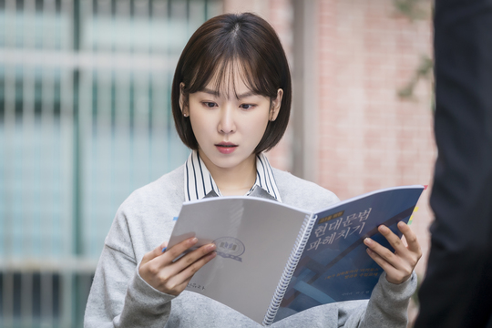 Black Dog Seo Hyun-jin, Ha Joon, and Yoo Min-kyu are in sync.TVNs monthly drama Black Dog (directed by Hwang Joon-hyuk, playwright Park Joo-yeon, production studio Dragon, and Urban Works) is a Korean language and sky (Seo Hyun-jin), Do Yeon Woo (Ha Joon), and Ji Hae-won (Yoo Min-kyu) who have united to solve the unprecedented banana incident that turned the school over. Boone) was released on January 7.In the last broadcast, Goh-Healy went into class reinforcement for the sick Ji-haewon, and found traces of his efforts to survive in the classroom for six years.The two men, who met at an unexpected place after work, solved the misunderstandings of their accumulated minds, but expressed their willingness to never back down in front of the opportunity to become a Orthodox man.Here, the students of the deepening group raised their curiosity by raising the question of the history of colostrum where all Korean language teachers gather together.Meanwhile, the unique combination of Korean language, Young Blood High Sky, Do Yeon Woo, and Ji Hae Won in the public photos attract attention.Three people who have joined together to determine which decisions are the right Choices for the correct answer to the question that students have raised.I think that the students arguments can be reasonable. It is also interesting to see the young Woo, who silently adds strength to situations where decisive grounds are needed.Expectations are high that three people with their heads can give clear answers.In the 8th episode, which is broadcasted on the day, the school is overturned due to a test problem called the banana case, and all Korean language teachers are dispatched to solve the case.High-rise and Ji Hae-won, who have caught a suspicious situation among teachers who want to decide the answer from a common sense line, are looking for the exact basis of the answer with the help of Yeon Woo, who pulled out the hidden card.It is noteworthy what kind of Choices will be made between the correct answer and the wrong answer.The sky, which has realized that even a small problem can control students entrance examinations, struggles to find the truth, said the production team of Black Dog.The combination of the two colors of the city and the seaside, which add strength to it, gives fun.What Choices are, and the three peoples efforts to find answers will be deeply sympathetic, he said.Broadcast at 9:30 p.m. (Photo Offering = tvN)pear hyo-ju
