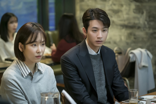 Black Dog Seo Hyun-jin, Ha Joon, and Yoo Min-kyu are in sync.TVNs monthly drama Black Dog (directed by Hwang Joon-hyuk, playwright Park Joo-yeon, production studio Dragon, and Urban Works) is a Korean language and sky (Seo Hyun-jin), Do Yeon Woo (Ha Joon), and Ji Hae-won (Yoo Min-kyu) who have united to solve the unprecedented banana incident that turned the school over. Boone) was released on January 7.In the last broadcast, Goh-Healy went into class reinforcement for the sick Ji-haewon, and found traces of his efforts to survive in the classroom for six years.The two men, who met at an unexpected place after work, solved the misunderstandings of their accumulated minds, but expressed their willingness to never back down in front of the opportunity to become a Orthodox man.Here, the students of the deepening group raised their curiosity by raising the question of the history of colostrum where all Korean language teachers gather together.Meanwhile, the unique combination of Korean language, Young Blood High Sky, Do Yeon Woo, and Ji Hae Won in the public photos attract attention.Three people who have joined together to determine which decisions are the right Choices for the correct answer to the question that students have raised.I think that the students arguments can be reasonable. It is also interesting to see the young Woo, who silently adds strength to situations where decisive grounds are needed.Expectations are high that three people with their heads can give clear answers.In the 8th episode, which is broadcasted on the day, the school is overturned due to a test problem called the banana case, and all Korean language teachers are dispatched to solve the case.High-rise and Ji Hae-won, who have caught a suspicious situation among teachers who want to decide the answer from a common sense line, are looking for the exact basis of the answer with the help of Yeon Woo, who pulled out the hidden card.It is noteworthy what kind of Choices will be made between the correct answer and the wrong answer.The sky, which has realized that even a small problem can control students entrance examinations, struggles to find the truth, said the production team of Black Dog.The combination of the two colors of the city and the seaside, which add strength to it, gives fun.What Choices are, and the three peoples efforts to find answers will be deeply sympathetic, he said.Broadcast at 9:30 p.m. (Photo Offering = tvN)pear hyo-ju