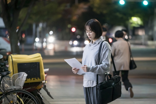 Black Dog Seo Hyun-jin, Ha Joon, and Yoo Min-kyu are in sync.TVNs monthly drama Black Dog (directed by Hwang Joon-hyuk, playwright Park Joo-yeon, production studio Dragon, and Urban Works) is a Korean language and sky (Seo Hyun-jin), Do Yeon Woo (Ha Joon), and Ji Hae-won (Yoo Min-kyu) who have united to solve the unprecedented banana incident that turned the school over. Boone) was released on January 7.In the last broadcast, Goh-Healy went into class reinforcement for the sick Ji-haewon, and found traces of his efforts to survive in the classroom for six years.The two men, who met at an unexpected place after work, solved the misunderstandings of their accumulated minds, but expressed their willingness to never back down in front of the opportunity to become a Orthodox man.Here, the students of the deepening group raised their curiosity by raising the question of the history of colostrum where all Korean language teachers gather together.Meanwhile, the unique combination of Korean language, Young Blood High Sky, Do Yeon Woo, and Ji Hae Won in the public photos attract attention.Three people who have joined together to determine which decisions are the right Choices for the correct answer to the question that students have raised.I think that the students arguments can be reasonable. It is also interesting to see the young Woo, who silently adds strength to situations where decisive grounds are needed.Expectations are high that three people with their heads can give clear answers.In the 8th episode, which is broadcasted on the day, the school is overturned due to a test problem called the banana case, and all Korean language teachers are dispatched to solve the case.High-rise and Ji Hae-won, who have caught a suspicious situation among teachers who want to decide the answer from a common sense line, are looking for the exact basis of the answer with the help of Yeon Woo, who pulled out the hidden card.It is noteworthy what kind of Choices will be made between the correct answer and the wrong answer.The sky, which has realized that even a small problem can control students entrance examinations, struggles to find the truth, said the production team of Black Dog.The combination of the two colors of the city and the seaside, which add strength to it, gives fun.What Choices are, and the three peoples efforts to find answers will be deeply sympathetic, he said.Broadcast at 9:30 p.m. (Photo Offering = tvN)pear hyo-ju