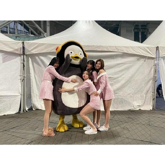 TWICE and Pengsoo met.On January 7, TWICEs official Instagram posted a picture with an article entitled Peng - Ha!The photo shows TWICE embracing Pengsoo, a lovely combination singing a smile, and the appearance of Pengsoo, whose headset is stripped off, also causes laughter.kim myeong-mi