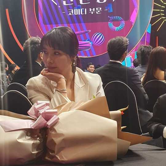 Gag Woman Shin Bong-sun released a behind-the-scenes photo of 2019 KBS Entertainment Grand Prize.Shin Bong-sun posted a picture on his Instagram on January 7 with an article entitled Did I hate you so much? Jo Se-ho Gajaminun.Inside the photo was a picture of Shin Bong-sun in a white suit; Jo Se-ho, who was snowing behind Shin Bong-sun, was captured.The comical chemistry of the two catches the eye.delay stock