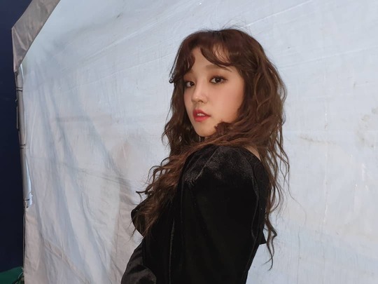 Song Yuqis 34th Golden Disk Awards behind-the-scenes photo taken by group I-DLE member Soo-jin was released.Song Yuqi posted several photos on the official Instagram of (woman) I-DLE on January 7, along with an article entitled Golden Disk Behind: Photo by soojin.The picture shows Song Yuqi, which adds chic charm to all-black costumes, with the size of the small face and slender legs that seem to disappear from Song Yuqi.The alluring atmosphere of Song Yuqi also stands out.The fans who responded to the photos responded such as Pretty, Really lovely, Do you have a sister crush?delay stock