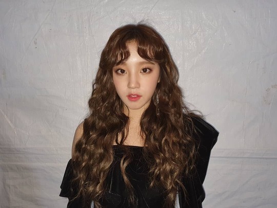 Song Yuqis 34th Golden Disk Awards behind-the-scenes photo taken by group I-DLE member Soo-jin was released.Song Yuqi posted several photos on the official Instagram of (woman) I-DLE on January 7, along with an article entitled Golden Disk Behind: Photo by soojin.The picture shows Song Yuqi, which adds chic charm to all-black costumes, with the size of the small face and slender legs that seem to disappear from Song Yuqi.The alluring atmosphere of Song Yuqi also stands out.The fans who responded to the photos responded such as Pretty, Really lovely, Do you have a sister crush?delay stock