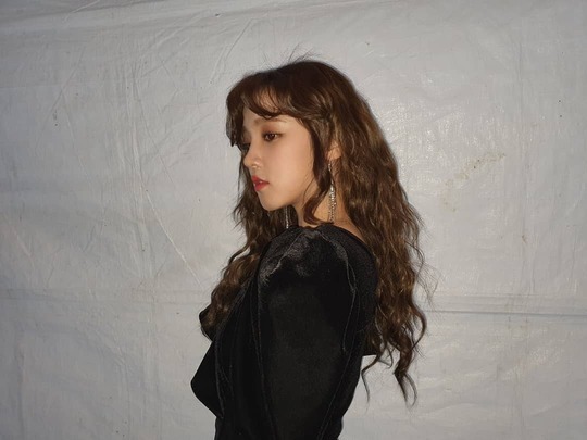 Song Yuqis 34th Golden Disk Awards behind-the-scenes photo taken by group I-DLE member Soo-jin was released.Song Yuqi posted several photos on the official Instagram of (woman) I-DLE on January 7, along with an article entitled Golden Disk Behind: Photo by soojin.The picture shows Song Yuqi, which adds chic charm to all-black costumes, with the size of the small face and slender legs that seem to disappear from Song Yuqi.The alluring atmosphere of Song Yuqi also stands out.The fans who responded to the photos responded such as Pretty, Really lovely, Do you have a sister crush?delay stock