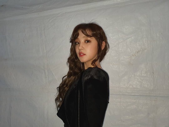 Song Yuqis 34th Golden Disk Awards behind-the-scenes photo taken by group I-DLE member Soo-jin was released.Song Yuqi posted several photos on the official Instagram of (woman) I-DLE on January 7, along with an article entitled Golden Disk Behind: Photo by soojin.The picture shows Song Yuqi, which adds chic charm to all-black costumes, with the size of the small face and slender legs that seem to disappear from Song Yuqi.The alluring atmosphere of Song Yuqi also stands out.The fans who responded to the photos responded such as Pretty, Really lovely, Do you have a sister crush?delay stock
