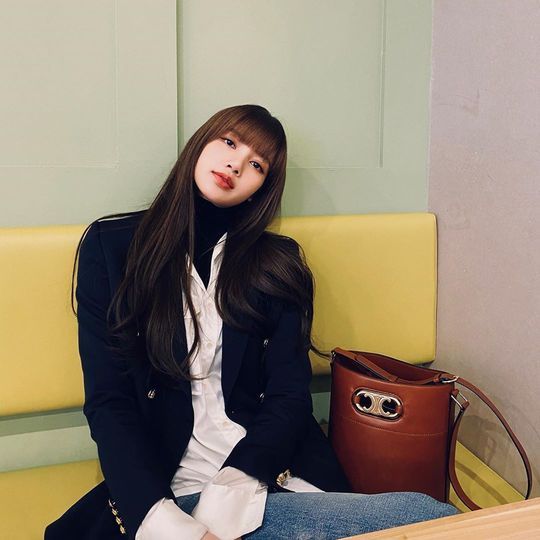 Group BLACKPINK member Lisa showed off her chic charm.Lisa posted a picture on her Instagram on January 7.The picture shows Lisa staring at the camera, her tiny face size and exotic features making her look more beautiful.Lisas chic aura also draws attention.delay stock