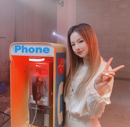 The group EXID Solji caught the eye with a more beautiful Beautiful looks.Solzi posted a picture on his personal instagram on January 7 with an article entitled Meet me at SinStay after a while!In the photo, Solji boasts a shining Beautiful looks next to a telephone booth with orange lights.Solidee is posing V in a two-tone hairstyle dyed with a gradient and a two-piece tailored to white.Solsey will appear on the web entertainment program SingStay: Calling is the Value which airs on January 7.Choi Yu-jin