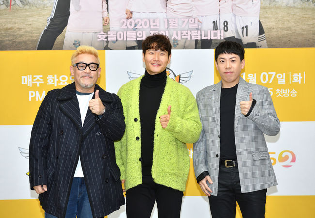 Kim Jong-kook, the first director of Fly Shot face, returned after 14 years. But his position is Kochi, not the director.It is as bewildering as Kim Jong-kook, who was a famous soccer fan and the first director of Fly Shot face in the entertainment industry.Kim Jong-kook, however, stressed that he was one step back and not relegation.The relationship between Kim Jong-kook and Fly Shot face dates back 14 years.In 2005, Kim Jong-kook led the Shot faces such as Ji Seung-jun, Cho Min-ho, Jin Hyun-woo, Oh Ji-woo, Choi Sung-woo, Lee Seung-kwon, Lee Hyun-jung, Kim Tae-hoon, and Kim Tae-soo to watch the fun of soccer and the growth of I-DLE.Kim Jong-kook, however, did not take care of the Shot faces until the end.Choi Jae-hyung CP said, Fly Shot face is a special program for me.I have never thought about having a relationship with an entertainer before, but I have become humanly close to Kim Jong-kook.Kim Jong-kook got off in the middle and there was a regret. Kim Jong-kook said, It was a very breakthrough program at the time of the first broadcast. I pessimistic about Will you do it?Im doing my best to save the program, he said. Im doing my best to save the program.Kim Jong-kook was expected to return to the role as the invitational director of Fly Shot face.However, in the preview video released before the first broadcast, the director was vacant.Yang Se-chan, who appeared together, was also puzzled, and Kim Jong-kook was also puzzled.Kim Jong-kook said, It is right to say that we have conceded our place for the future of I-DLE. If I-DLE played fun, gave soccer the environment, and approached the scene with the appearance of entertainment that viewers are happy about, Lee Kang-in is not burdenless.I dont know how it will change, but I stepped back because I thought I might have someone who could give I-DLE pleasure and give me the right guidance from the start, he said.Kim Jong-kook said, Fun is basic, but I think it would be better for someone to give the right guidance to I-DLE.I am satisfied with my position because I can get a good manager, he added.Choi Jae-hyung CP said, I told Kim Jong-kook that I am playing Kochi, not a coach.It was a notification format, but I accepted it. He said, I tried to keep the director as a fixed member, but it was not easy.Those who wanted to be there were jobs in the football world, so they were burdened with fixing the broadcasts, he said. Every time I want to have the soccer players in the situation as special coaches.Kim Jong-kook breathes and sets foot with Shot face I-DLE at the position of Kochi rather than director.But as much time as I-DLE has, it is safe to call him the manager. He cares about I-DLE, communicates with I-DLE, and plays soccer with him.Although it does not meet the special director in terms of technical information, his performance is noteworthy in terms of caring and communicating I-DLE in various ways.Yang Se-chan also noted Kim Jong-kook, who is disarmed in front of I-DLE.Yang Se-chan, who faced Kim Jong-kook like Tiger in Running Man, said, Kim Jong-kook is a flower deer in Fly Shot face.I love I-DLE, and I think I will have a lot of pure feelings about I-DLE.As Yang Se-chan said: Kim Jong-kook loves I-DLE, and is happy to see their growth.Kim Jong-kook said, Even though Lee Dong-gook, who plays as a special director, has done a lot of Game, it is amazing that the game itself is dynamic and amazing that we can not imagine. It is amazing that the impression I felt 14 years ago comes up the same.Im so surprised that I dont think Im an I-DLE game, and Im so surprised that Im coming up with an unexpected talent.Kim Jong-kook said, I-DLE is worried that it will fight because of its desire to win and enthusiasm, but it is more harmonious and reconciled than I was worried about.We cant think of it with our eyes, but there are more bright and good things than there are concerns, he added.Kim Jong-kooks I-DLE love is not limited to the Shot face 7th season, which is pleasant and pleasant to see the opponents play.In particular, he emphasized that second Lee Kang-in is not necessarily from Shot face, but it is meaningful even if it comes from the other team.Kim Jong-kooks heart, which has been expanded from Shot face love to I-DLE love, is expected to be included in Fly Shot face - New Power Rangers.Kim Jong-kook said, Im careful because its a program that has a lot of attachment. I-DLE is the center of the program, so I seriously worry every moment.I hope you will support me with a good eye, and I will be able to give you a warm energy in your room, he said.KBS2s new entertainment program, Fly Shot face - New Power Rangers, will be broadcast for the first time at 8:55 pm on the 7th.