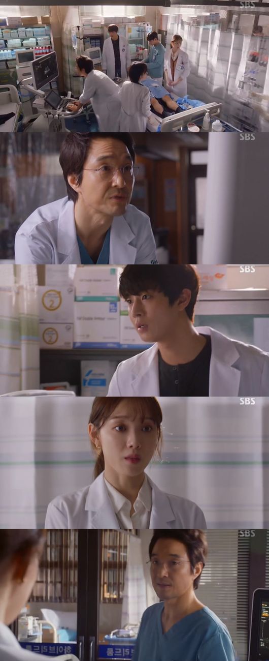 Ahn Hyo-seop and Lee Sung-kyung have been hit by difficulties since their first surgery.In Mon-Tue drama Romantic Doctor Kim Sabu 2 broadcast on the 7th, Seo Woo Jin (Ahn Hyo-seop) and Cha Eun-jae (Lee Sung-kyung) were shown performing their first surgery at Doldam Hospital.Ministry of National Defense Minister who was involved in a traffic accident came to Doldam Hospital on the day.Minister Ministry of National Defense was seriously injured in the accident.Kim Sabu (Han Seok-gyu) was contacted by Miri and showed Miri checking to see if there was any medicine that Minister of Ministry of National Defense was eating.Seo Woo Jin and Cha Eun-jae checked each other and handled the emergency situation; Seo Woo Jin said, I think we should take a CT, which was when Kim Sabu appeared.We have to open it right away and stop the bleeding, Kim said.In trauma, its a minute and a second fight; if you delay a little, you cant save this patient, Kim said. Kim told Seo Woo Jin to prepare for surgery.Kim said, I never see you sleep or sleep in the operating room. If you are not confident, talk quickly. Cha said, I am confident.Kim ordered stand by in front of the operating room until I say: Mon-Tue drama Romantic Doctor Kim Sabu 2 broadcast capture