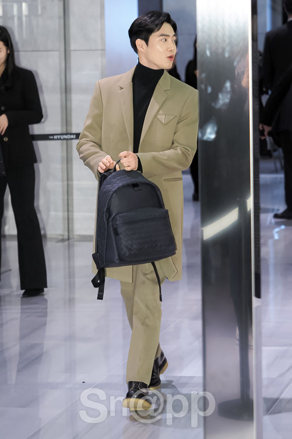 EXO Suho poses at the opening event of the Italian luxury brand Bottega Veneta (BOTTEGA VENETA) pop-up at the Youngnam Bundang-gu Hyodai Department Store in Gyeonggi Province on the afternoon of the 6th.On the other hand, EXO Suho, AOA Sulyeon, and broadcaster Kim Na Young attended the event.Written by Park Ji-ae, a photo of a fashion webzine,EXO Suho poses at the opening event of the Italian luxury brand Bottega Veneta (BOTTEGA VENETA) pop-up at the Youngnam Bundang-gu Hyodai Department Store in Gyeonggi Province on the afternoon of the 6th.