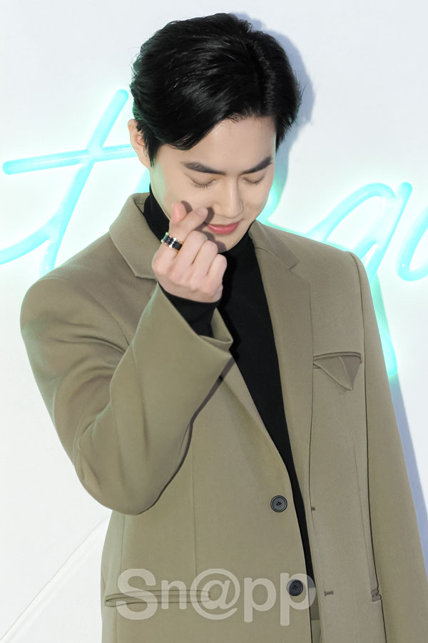 EXO Suho poses at the opening event of the Italian luxury brand Bottega Veneta (BOTTEGA VENETA) pop-up at the Youngnam Bundang-gu Hyodai Department Store in Gyeonggi Province on the afternoon of the 6th.On the other hand, EXO Suho, AOA Sulyeon, and broadcaster Kim Na Young attended the event.Written by Park Ji-ae, a photo of a fashion webzine,EXO Suho poses at the opening event of the Italian luxury brand Bottega Veneta (BOTTEGA VENETA) pop-up at the Youngnam Bundang-gu Hyodai Department Store in Gyeonggi Province on the afternoon of the 6th.