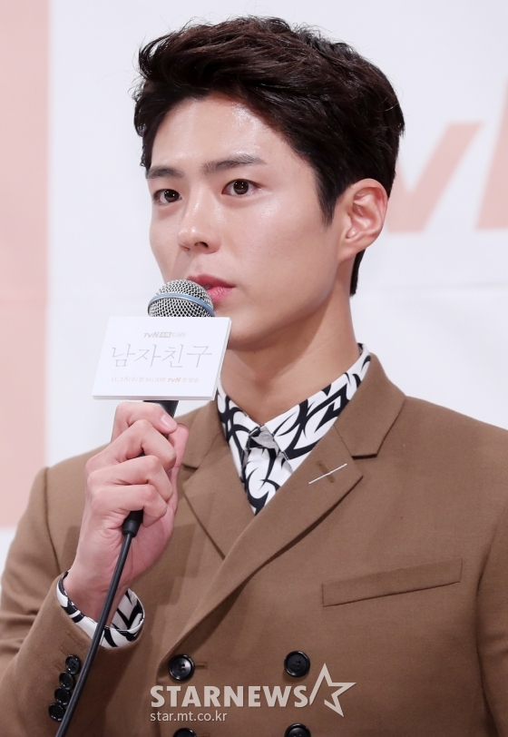 At 6:20 am on the 7th, Park Bo-gum Birthday suddenly became the top spot in the real-time search term of the portal site.As for this, more and more people think today (January 7) is Actor Park Bo-gums birthday, and ITZY is not the only one.Park Bo-gum was selected as a new advertising model for Shinhan Bank after Wanna One last April and is playing a new face for Shinhan Bank.The Park Bo-gum Birthday is said to be related to Shi Chongguis quiz on the morning of the 7th at Shinhan Banks mobile application SOL, which Park Bo-gum is working as a model.Sol (SOL) said, What day is the birthday of Actor Park Bo-gum, which is on the 10th in the Shinhan Bank Open Banking Advertisement on the morning of the 7th?; Actor Park Bo-gum was born on 16 June 1993; the answer to the question is therefore 16.The answerer will be given a chance to earn up to 100 points.Many netizens who have heard this news are responding in various ways such as Today is a birthday, Fans are cute, Park Bo-gum is always favorable.Meanwhile, Park Bo-gum is under review for being proposed to appear in the TVN drama Youth Record scheduled to air in May.