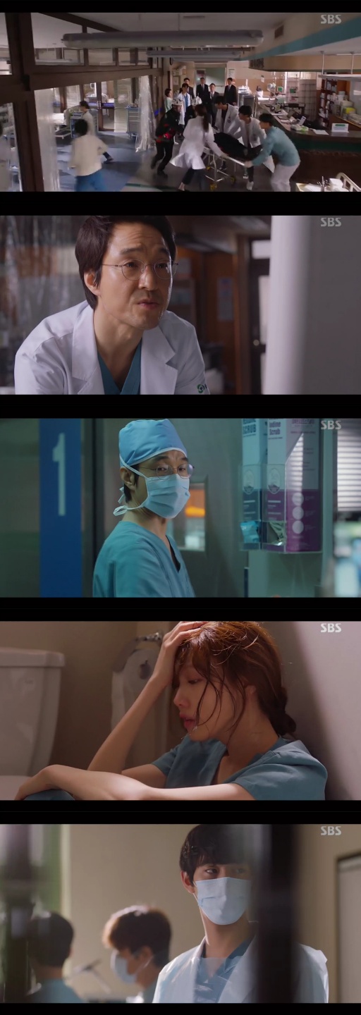 Han Suk-kyu of Romantic Doctor Kim Sabu 2 was disappointed by both Ahn Hyo-seop and Lee Sung-kyung.In SBS Drama Romantic Doctor Kim Sabu 2 broadcast on the 7th, Han Suk-kyu was disappointed because he did not have the ability to operate for Seo Woo Jin (Ahn Hyo-seop), and he did not have the responsibility as a Physician for Lee Sung-kyung.On the day, Seo Woo Jin entered the operation of Defense Minister with Kim Sabu, who was troubled by unexpected bleeding.Cha failed to concentrate on the surgery and ran out of the operating room due to the rising vomit. But Kim did the surgery skillfully.So, Seo Woo Jin said, This man is crazy. The surgery was successful.After the surgery, Seo Woo Jin asked Kim Sabu, How many percent are you sure youve got the intercostal blood vessels? Because the ministers life was dangerous if you couldnt catch the rib vessels.I was a minister, not someone else, said Seo Woo Jin, and I thought we should have taken a safer way.Im a patient now that hes in the operating room, Kim said. Im going to put one in my head, and Ill save him no matter what.Seo Woo Jin then did not accept it and asked, What do you mean if you can save it?He judged Kim Sabus surgery as dangerous and reiterated Kim Sabus surgery.Im the one who gave me my life to live, said Seo Woo Jin, who said, I came here because of the rush of money, but Im scared when I see my teachers surgery.I dont think its the rotten one I caught again, Kim added. Whos your one or I havent decided anything yet.If you only saw It in your eyes (judging my surgery as luck), it means you cant do it either, Kim said.After meeting with Seo Woo Jin, Kim spoke to fellow Physician who recommended Seo Woo Jin.In this call, Kim said, Seo Woo Jin may be a talented person.But he nodded at his colleague Physician, saying, It is our job to make such a guy Physician.Kim asked Cha for the real reason for coming down to Doldam Hospital, and Kim warned him, Dont come into my operating room in the future.There can be no such thing as Physicians personal circumstances in the operating room, Kim said. The person who runs away from the patient is already disqualified for that.Kim then shouted to Cha Eun-jae, Physician ?? Go away.Cha Eun-jae went to his seat without answering, and packed his bag. As he packed his bag, Cha Eun-jae poured out tears that he had endured.Ive been living so hard, Cha said. I havent slept for more than four hours a day, and I sat on my ass in the library while I was constipated.Im going to have to get kicked out of the country hospital and hear you beat up Physician, Cha said.Kim said, Both of them are messed up.Meanwhile, Do Yun-wan called Park Min-guk to let him know that the minister had undergone surgery at Doldam Hospital.I would like to recommend Park Min-guk, the best professor at our big hospital, as the ministers doctor, said Do Yun-wan.