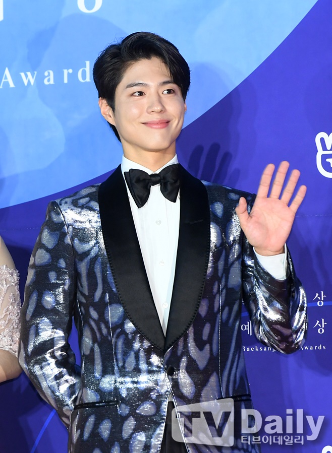 Actor Park Bo-gums birthday is a hot topic in real-time search terms.On the 7th, a real-time search term for the portal site featured Park Bo-gum Birthday. Park Bo-gum was born on June 16, and this day is not his birthday.So, a lot of attention was focused on the background of Park Bo-gums birthday.Park Bo-gum is currently working as a mining model for Shinhan Bank Open Banking.The background of this real-time search term is related to Shi Chonggui quiz in Shinhan Banks mobile application.In the morning of the morning, the app asked Shi Chonggui to search for Park Bo-gum birthday in the portal site search window with the quiz How many days is the birthday of actor Park Bo-gum in the ten days in the advertisement of Shinhan Bank open banking?The answer to the question is 16, and the answerer is given a maximum of 100 points.