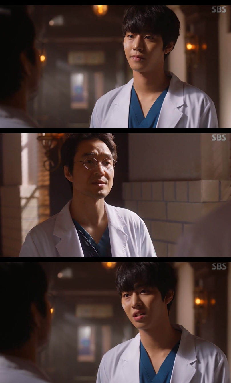 The first and second reappearances are arranged in the first and second place.First surgery at stone wall: Lee Sung-kyung tears after Han Suk-kyus The King Of RobberyAhn Hyo-seop has argued with Han Suk-kyu over the surgical procedure.On SBSs Romantic Doctor Kim Sabu, which aired on the 7th, the first surgery of Woojin (Ahn Hyo-seop) and Eun Jae (Lee Sung-kyung) was drawn.Earlier, Eunjae went into the operating room after eating a tranquilizer and was relegated to Doldam Hospital.Im not going to sleep or sleep in an operating room, said Han Suk-kyu, who was about to undergo surgery for a ministerial patient.If youre not confident, well talk quickly. No, its okay, he warned, and he said clearly, it wont happen.Woojin also warned the silver that I do not want to run with you this time. The silver was confused during the practice, and Woojin took care of him.If Doyle (Mr. Byun Woo-min) said, I have a lot of clothes, and I am a ministerial patient as soon as I come, the mind (Mr. Jin-kyung) said, Dont worry too much.We are our own players, too.Kims quick hand was surprised by Woojin and Eunjae, and Ki-tae (Im Won-hee) showed off that it was not Gods hand. Woojin also took a snow stamp on Kims head with extraordinary confidence and skill.However, the surgery hit the wall with bleeding problems, and Woojin recalled the possibility of surgery going down.I saw Kim Sabu, who is performing a new surgery immediately, and was surprised that everyone would follow this ridiculous operation.Eun-jae vomited in a wobble and ran out of the operating room.Kims operation was successful, but Woojins response was not good. Its not anyone else, its the minister.Then should not we take a safer way?As long as hes been in the operating room, Im just a patient. I dont think about anything else. I only think about it in my head.But Woojin said, So you did such a reckless thing? You were purely lucky. What happens to the Secretary if youre unlucky?I came here for money, but Im afraid Im going to have to see your surgery, and I thought Id caught a rotten club.Why are you suddenly pretending to be a doctor, and youre not going to need ten million won anyway, not even a day of your week! he snorted.Eun-jae falsely explained that the bread he ate during the day was sick when he ran out of the operating room. Kim said, Why are you down here?What did you do wrong and you were kicked out of here? He said, Is it so hard to admit it honestly? Is it funny?And then he said, Dont come into the operating room in the future, youre in that state of mind. If youre going to do that, stop beating up the doctor.In the end, Eun-jae wept.He repeatedly persuaded Kim to add, What if you can not stand both of them? He also said, I am a difficult person.The reason why I overlooked it is that Kim Sabus heart reached Woojin and Eunjae.On this day, the chairman of the provincial board (The best with the president) recommended the Republic of Korea (Kim Joo-heon) as the ministers doctor, and medical staff at the Geoje Hospital visited Doldam Hospital and predicted a more exciting development.
