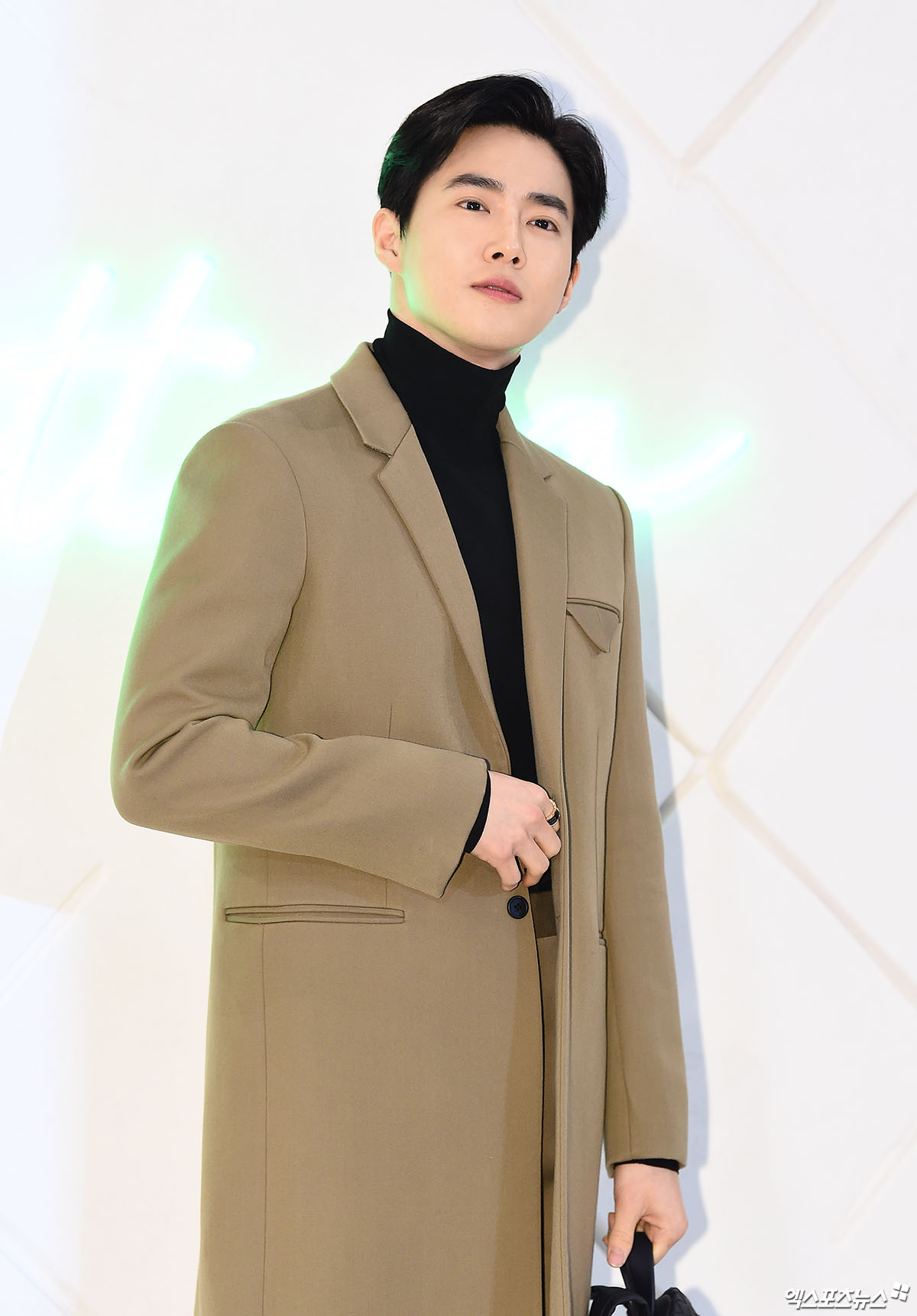 EXO Suho, who attended the opening event of the Bottega Veneta Pouch Pop-up Store held at the Hyodai Department Store Pangyo branch in Baekhyun-dong, Gyeonggi Province, on the afternoon of the 6th, has photo time.