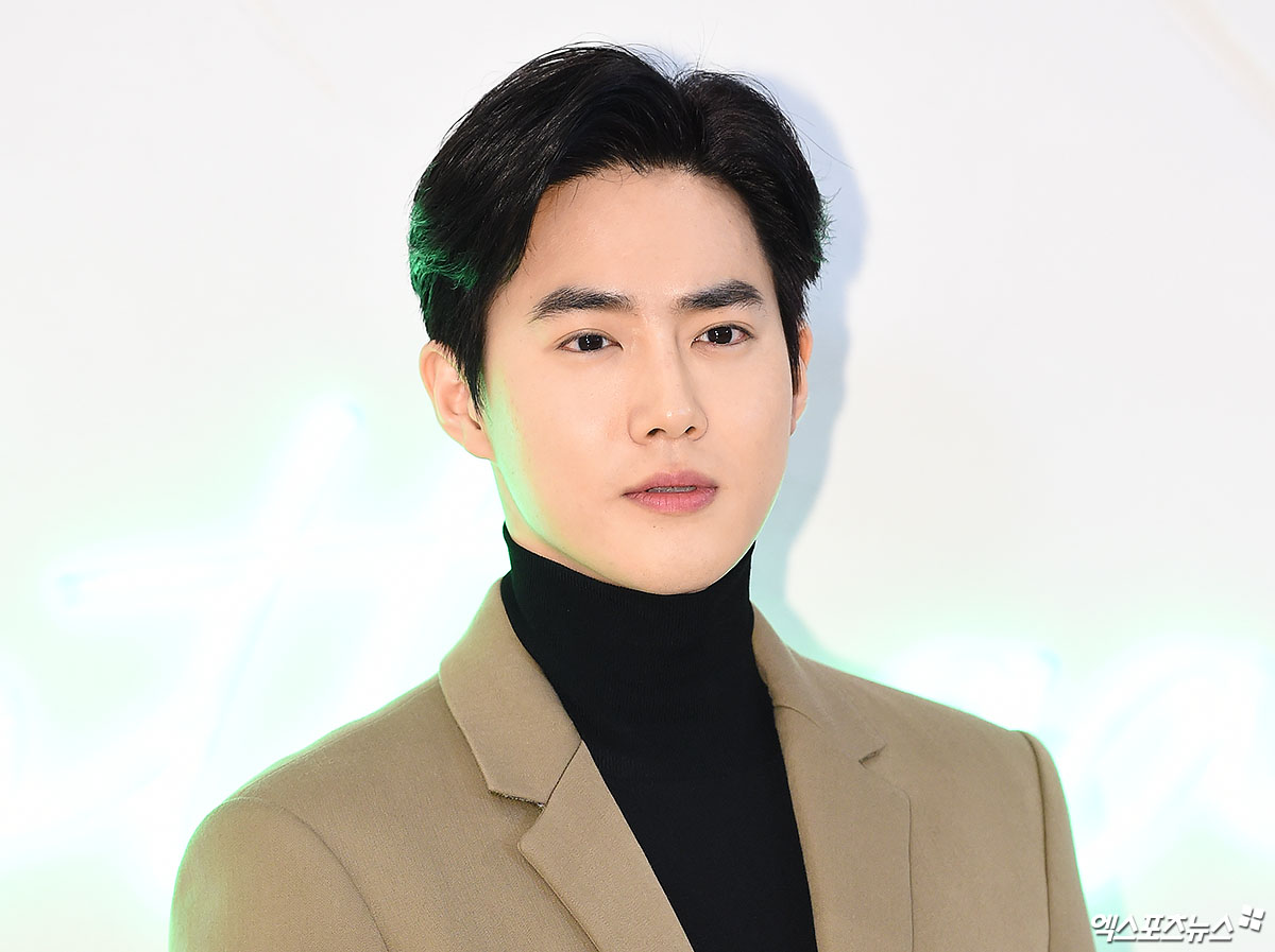 EXO Suho, who attended the opening event of the Bottega Veneta Pouch Pop-up Store held at the Hyodai Department Store Pangyo branch in Baekhyun-dong, Gyeonggi Province, on the afternoon of the 6th, has photo time.