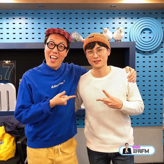 Singer Min Kyung Hoon revealed the ideal type at SBS PowerFM (metropolitan area 107.7MHz) Kim Young-chuls PowerFM.On the 8th, Kim Young-chuls PowerFM featured Singer Min Kyung Hoon as a Rats Star for the light-year anniversary.Min Kyung Hoon was asked to rate his friendship with another ratty star with a star score (up to five).When Gugudan Sejeong came out, Min Kyung Hoon said, Three stars.As for Sejeong, Min Kyung Hoon said, I do not like to love a lot in broadcasting entertainment.I gave him three points because he was the one who came out. DJ Kim Young-chul asked, How is Mr. Sejeongs style (by reason)?Min Kyung Hoon replied, You are pretty and attractive.As for Singer Kim Hee-chul and his devoted Twice member Momo, he gave three stars, saying, I came out two or three times in Knowing Brother.Ive been in a triangular relationship with a music video, but later I think I like Kim Hee-chul, he added.DJ Kim Young-chul asked, Do you have any actual ideal type among entertainers?Min Kyung Hoon replied, I have said that Shin Se-kyung has been in the past.