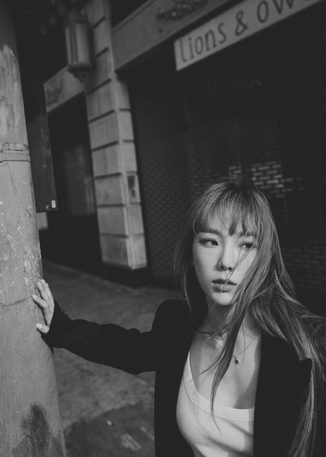 Taeyeon will release its Regular 2nd repackage album Purpose on the 15th, and will show a total of 15 tracks that add three new songs to 12 existing songs.Taeyeon has achieved the top spot in the history of Korean female Solo singer albums, ranking first in 21 regions around the world on the iTunes top album chart as well as soundtrack and top of the charts with Regular 2nd album Purpose.SM explained that the repackage album is expected to get a hot response as it proved explosive firepower.glossy bag