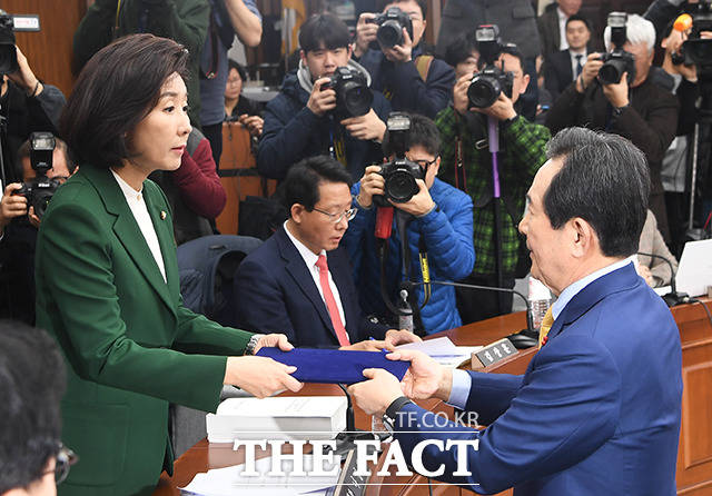 나경원 인사청문특위 위원장은 정 후보자의 '개인정보 비동의 목록'을 언급하며 자료제출을 거듭 요구했다. 사진은 정 후보자가 선서 후 나 위원장에게 선서문을 제출하는 모습. /배정한 기자