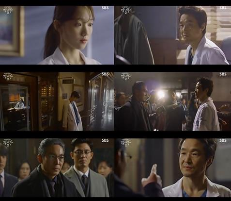 Han Suk-kyu, a romantic doctor Kim Sabu 2, proved the authenticity of the true teacher by giving warm consideration to Lee Sung-kyung and Ahn Hyo-seop after a charismatic stone straight-line.The first and second parts of SBS New Moonwha Drama Romantic Doctor Kim Sabu 2, which was broadcast at 9:40 pm on the 7th, achieved 19.3% of Nielsen Koreas ratings, 18% of the nationwide ratings, and 22.1% of the highest audience rating, and solidified the throne of the first channel among all terrestrial-typical programs broadcast during the same time period.On the show, I live.Han Suk-kyu, who says, I save you no matter what, impressed the house theater with his unexplained consideration while flying a turbulent line to Lee Sung-kyung and Seo Woo Jin.Kim asked Seo Woo Jin, who was hurt and gave him an ice bag, but Seo Woo Jin replied dryly, saying, I did not come to life counseling.So, when Kim Sabu ordered Seo Woo Jin to go back to Seoul, saying, What I need is Physician! Seo Woo Jin asked me to make 10 million won desperately, saying that if I give one week, I will change my mind.During One Week, Kim accepted Seo Woo Jin, saying that he should prove why he should change his mind.After the Secretary of Korea Military, who suffered serious trauma from a traffic accident, came to the emergency room of Doldam Hospital, and Kim Sabu gave the operation first to Seo Woo Jin and called Cha Eun-jae as an operating room with the warning that Do not watch those who sleep or sleep in the operating room.In the Korea Military Secretary operating room, Kim Sabu performed surgery with a tremendous speed of hand movements like the nickname Gods hand, and Seo Woo Jin followed Kim Sabu with high concentration.However, when the bleeding of the Korean Military minister who had been taking aspirin did not decrease, Kim Sabu showed a terrible operation method and shocked Seo Woo Jin.At that time, Cha Eun-jae, who came into the operating room, ran out of the operating room with his mouth closed again.Even in the turmoil of Cha Eun-jae, Kim Sabu found the bleeding area without shaking, and Seo Woo Jin, who watched it, said, Its ridiculous.He is . . right mad. He revealed complex feelings of fear and excitement.After the surgery, Seo Woo Jin said that Kim Sabu is a minister and should have a safe surgical procedure. Kim said, Whoever he is, whoever he is, is just a patient to me.I will save you, no matter what! I told Seo Woo Jin, who still blames me for being sad, I was just feeling and crying?If you could see it in your eyes, you would not be able to do it....You should find the answer! In particular, Cha Eun-jae, who ran out of the operating room, said, Do not come into my operating room in the future.I would rather hit Physician!However, Cha Eun-jae, who was packing up to leave Doldam Hospital and storming, was shocked to hear that he was no different from scouting Cha Eun-jae from Yoon Ae-reum (Sho Ju-yeon).In addition, Kim asked Seo Woo Jin, who is suffering from injuries caused by assault, to give a bag of medicine, and asked him to take an X-ray to see if he had cracked his bones.In the ending, Kim Sabu and Do Yoon-wan (Choi Jin-ho) faced each other sharply in three years, giving a tense stormy eve.Do Yoon-wan, who returned to the position of the foundations chairman following Park Min-guk (Kim Joo-heon)s division, which suddenly appeared at Doldam Hospital, appeared.Meanwhile, SBS Moonhwa Drama Romantic Doctor Kim Sabu 2 will be broadcast at 9:40 pm on the 13th.