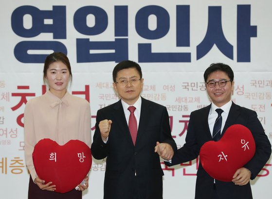탈북민 출신 인권운동가 지성호(오른쪽) 씨와 '체육계 미투1호' 김은희 고양테니스아카데미 코치가 8일 서울 여의도 국회 의원회관에서 열린 2020 자유한국당 영입인사 환영식에서 황교안 대표와 함께 기념촬영하고 있다. 뉴시스