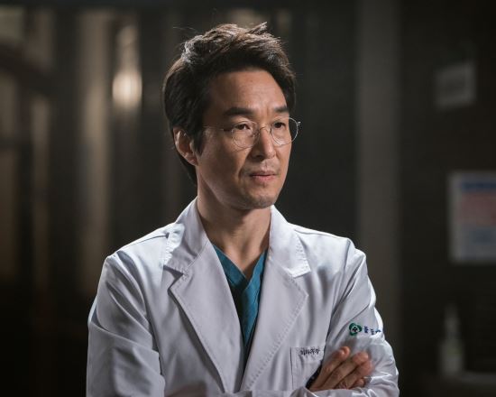 Kim Sa-bu is back. The genius Physician, who had returned after three years, is still sober, passionate, and romantic. Viewers have already fallen deep into him.It is about Drama Romantic Doctor Kim Sabu 2 (SBS and Kim Sabu) who is talking about 18% of TV viewer ratings (Nilson Korea) in just two times.Why is this small medical drama so popular?The drama is the growth period of Physicians based on Doldam Hospital, a shabby hospital in Gangwon Province.Ahn Hyo-seop Lee Sung-kyung and other actors are outstanding, but the best is Han Suk-kyu.He takes the center of gravity of the play and raises his immersion by moving the story.It is also the work that inherited the legacy of Season 1, which was loved by more than 27% TV viewer ratings.In his previous work, Woojin (Ahn Hyo-seop) and Lee Sung-kyung (Lee Sung-kyung) appear in Season 2 instead of Dongju (Yoo Yeon-seok) and Seo Jeong (Seo Hyun-jin), who were students of Han Suk-kyu.Character setting and Remady are very similar to the previous one. The excellent second year fellow Woojin is a person who lives with the belief of each person because of poverty, and Eunjae is a genius who is effortless genius or a character who is a fool in practice.These characters, who have deficit as Physicians, meet with the master who thinks only of saving people like the previous work and grow up together.This work, which reminds me of Matt Damon and Robin Williams starring film Good Will Hunting (1997), was written by Kang Eun-kyung, who wrote the baking king Kim Tong-gu (2010), as it is well known.The miniseries is a classic 80-minute running time, but it is true that it is clichéd in terms of composition.For example, it is a medical drama that reveals a kind of obsession in the romance of Woojin - silver. It is also an office that draws a struggle for power.There are various genre codes intertwined, said Gong Hee-jung, a critic of Drama. It can be a story that is stuck in the board because of the typicality of characters divided into good and evil.It would be important to keep the details alive.The reason why the drama is supported by the deterioration is clear, even in this disadvantage, because it has the excellence of coolly releasing the thirst of the public.Kim focuses on human values instead of the reality that Drama of the White Tower (2007) has pursued.The master who wrote the bungee and the shabby stone wall hospital are metaphors of things that are dismissed as romantic by market logic in reality such as faith justice life.On the other hand, Yoon Wan (Choi Jin-ho), the masters opponent who returned from the head of the Geo University Hospital to the foundations chairman, is a symbol of money and power, and he will harass the master of the case to erode the emergency trauma center of the stone wall hospital.With his own persona, Park Min-guk (Kim Joo-heon), professor.After all, the bottom line of the drama is the competition between the market logic (Yoon Wan - Geo University Hospital) that divides the hierarchy in life and the logic (Sabu Woojin Eunjae - Doldam Hospital) that life is both equal and precious.I wonder if there was a material that fits this story as much as Physician watching the scene of life and death.Drama, who will hold the masters hand at the end of the twists and turns, will convey a deep catharsis with the growth remady of new Physicians called Woojin and Eunjae.The fact that the ending is possible for some time is the biggest weakness of the drama. Some episodes were also pointed out last season.Nevertheless, TV viewer ratings seem to rise smoothly thanks to the hearts of viewers who want to be comforted by the romantic reality.Broadcasting companies that have entered emergency management due to the accumulated deficit have also been able to stop the monthly drama.
