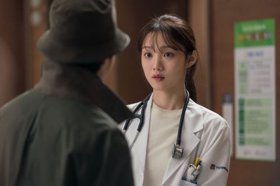Kim Sa-bu is back. The genius Physician, who had returned after three years, is still sober, passionate, and romantic. Viewers have already fallen deep into him.It is about Drama Romantic Doctor Kim Sabu 2 (SBS and Kim Sabu) who is talking about 18% of TV viewer ratings (Nilson Korea) in just two times.Why is this small medical drama so popular?The drama is the growth period of Physicians based on Doldam Hospital, a shabby hospital in Gangwon Province.Ahn Hyo-seop Lee Sung-kyung and other actors are outstanding, but the best is Han Suk-kyu.He takes the center of gravity of the play and raises his immersion by moving the story.It is also the work that inherited the legacy of Season 1, which was loved by more than 27% TV viewer ratings.In his previous work, Woojin (Ahn Hyo-seop) and Lee Sung-kyung (Lee Sung-kyung) appear in Season 2 instead of Dongju (Yoo Yeon-seok) and Seo Jeong (Seo Hyun-jin), who were students of Han Suk-kyu.Character setting and Remady are very similar to the previous one. The excellent second year fellow Woojin is a person who lives with the belief of each person because of poverty, and Eunjae is a genius who is effortless genius or a character who is a fool in practice.These characters, who have deficit as Physicians, meet with the master who thinks only of saving people like the previous work and grow up together.This work, which reminds me of Matt Damon and Robin Williams starring film Good Will Hunting (1997), was written by Kang Eun-kyung, who wrote the baking king Kim Tong-gu (2010), as it is well known.The miniseries is a classic 80-minute running time, but it is true that it is clichéd in terms of composition.For example, it is a medical drama that reveals a kind of obsession in the romance of Woojin - silver. It is also an office that draws a struggle for power.There are various genre codes intertwined, said Gong Hee-jung, a critic of Drama. It can be a story that is stuck in the board because of the typicality of characters divided into good and evil.It would be important to keep the details alive.The reason why the drama is supported by the deterioration is clear, even in this disadvantage, because it has the excellence of coolly releasing the thirst of the public.Kim focuses on human values instead of the reality that Drama of the White Tower (2007) has pursued.The master who wrote the bungee and the shabby stone wall hospital are metaphors of things that are dismissed as romantic by market logic in reality such as faith justice life.On the other hand, Yoon Wan (Choi Jin-ho), the masters opponent who returned from the head of the Geo University Hospital to the foundations chairman, is a symbol of money and power, and he will harass the master of the case to erode the emergency trauma center of the stone wall hospital.With his own persona, Park Min-guk (Kim Joo-heon), professor.After all, the bottom line of the drama is the competition between the market logic (Yoon Wan - Geo University Hospital) that divides the hierarchy in life and the logic (Sabu Woojin Eunjae - Doldam Hospital) that life is both equal and precious.I wonder if there was a material that fits this story as much as Physician watching the scene of life and death.Drama, who will hold the masters hand at the end of the twists and turns, will convey a deep catharsis with the growth remady of new Physicians called Woojin and Eunjae.The fact that the ending is possible for some time is the biggest weakness of the drama. Some episodes were also pointed out last season.Nevertheless, TV viewer ratings seem to rise smoothly thanks to the hearts of viewers who want to be comforted by the romantic reality.Broadcasting companies that have entered emergency management due to the accumulated deficit have also been able to stop the monthly drama.