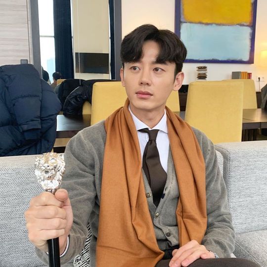 Actor Lee Ji-hoon has released a photo of a malevolent boss León holding a cane that predicted the appearance of KBS 2TV tree drama 9.9 billion women.Lee Ji-hoon posted a picture on his personal instagram on January 7, with an article entitled When is he coming: León staff?Lee Ji-hoon in the photo is wearing a gray suit with an orange scarf and a cane in his right hand.The cane held by Lee Ji-hoon is decorated with an animal believed to be a lion.Lee Ji-hoon is sitting on the sofa in a dignified appearance, unlike Lee Ji-hoon, who shows in KBS 2TV Drama.Lee Ji-hoon plays the role of chaebol daughter Yoon Hee-joo (Onara) and marriage ambitious man Lee Ji-hoon in KBS 2TV Drama 9.9 billion women.Lee Ji-hoons León is an absolute villain wrapped in veil in the play and will be played by musical actor Lim Tae-kyung.Lee Ji-hoon is taking away Leóns staff, a scary being, and stimulates curiosity about KBS 2TV Drama 9.9 billion women to be unfolded in the future.Choi Yu-jin