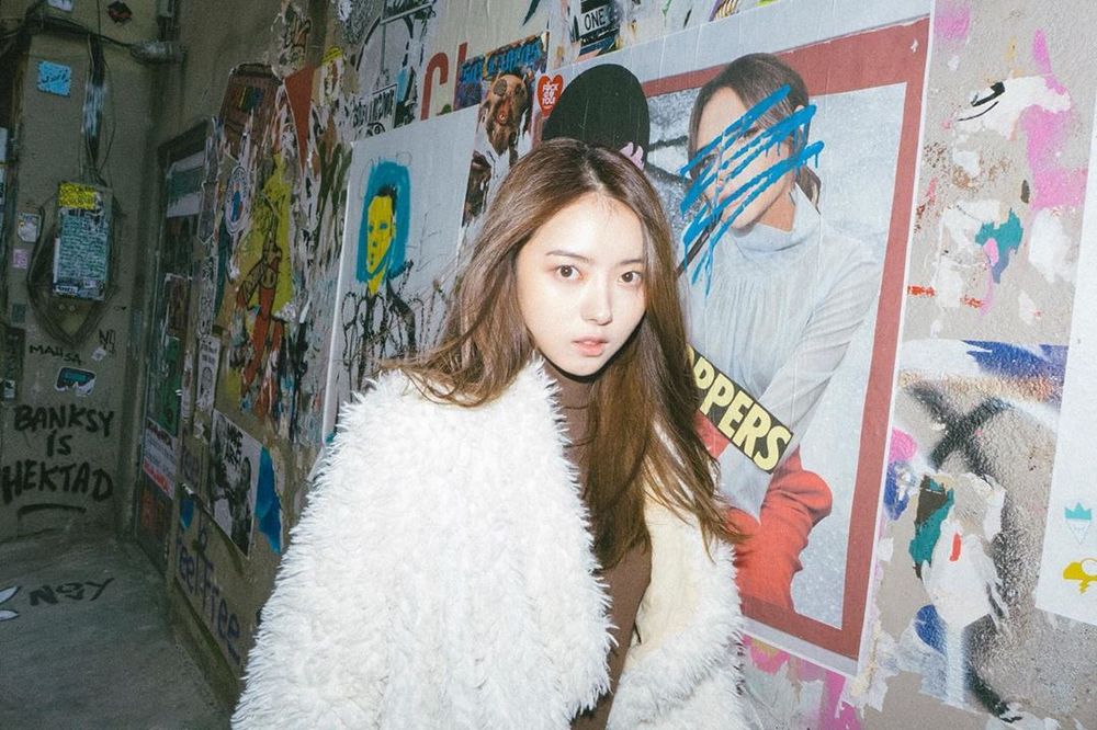 Lim Na-young from group Io Ai has emanated a chic charm.Lim Na-young released two photos on his Instagram on January 8th.Lim Na-young in the photo is staring at the camera with his unique eyes, a unique charisma of Lim Na-young, which blends with a hip background.Lim Na-youngs daily life, like a picture, shoots fans hearts.Park So-hee