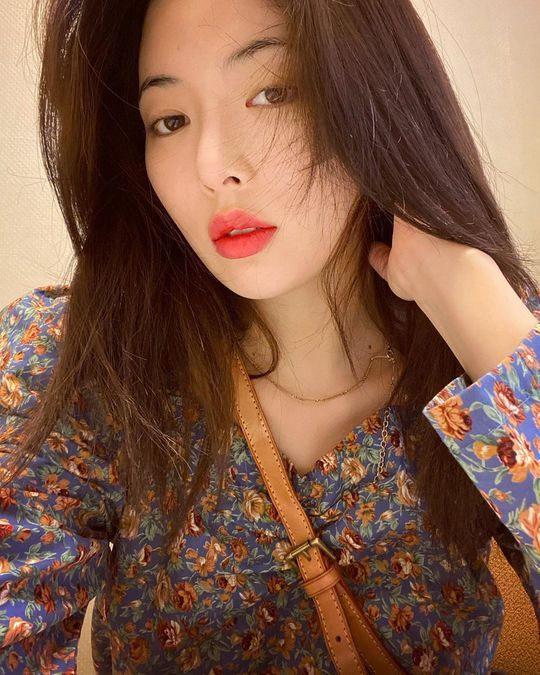 Singer Hyuna flaunted her innocent lookHyuna posted a photo on her Instagram page on January 8.Inside the photo was a picture of Hyuna in a floral costume, staring at the camera with a faint look.Hyunas blemishes-free white-oak skin and distinctive features catch the eye.The fans who responded to the photos responded such as Pretty, It is so lovely and Skin is crazy.delay stock
