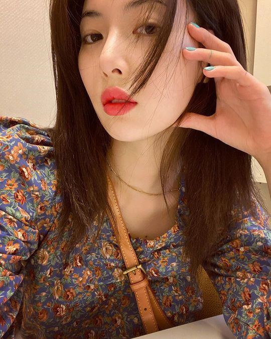 Singer Hyuna flaunted her innocent lookHyuna posted a photo on her Instagram page on January 8.Inside the photo was a picture of Hyuna in a floral costume, staring at the camera with a faint look.Hyunas blemishes-free white-oak skin and distinctive features catch the eye.The fans who responded to the photos responded such as Pretty, It is so lovely and Skin is crazy.delay stock