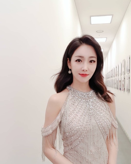 Actor Lee Yoo-ri shows off her elegant dress figureLee Yoo-ri posted a photo on her Instagram page on January 8.Inside the picture was a picture of Lee Yoo-ri wearing a sparkling Holternek Dress, who smiles at the camera.Lee Yoo-ris white-green skin and distinctive features make her look more prominent.delay stock