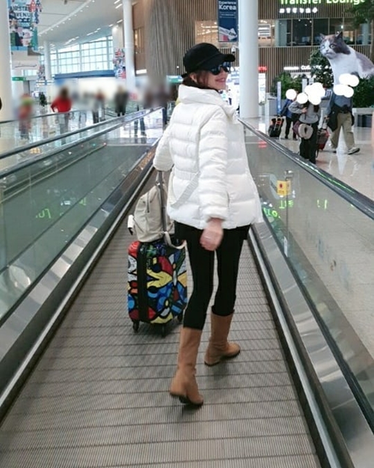 Actor Song Yoon-ah has been happy about his recent situation.Song Yoon-ah posted three photos on his Instagram on January 8.Song Yoon-ah in the public photo is laughing brightly at the camera to see if he is excited about his trip.The pure atmosphere boasted in white padding, as well as the charisma unique to Song Yoon-ah, is noticeable.Park So-hee