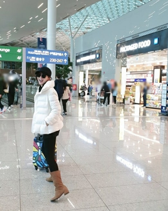 Actor Song Yoon-ah has been happy about his recent situation.Song Yoon-ah posted three photos on his Instagram on January 8.Song Yoon-ah in the public photo is laughing brightly at the camera to see if he is excited about his trip.The pure atmosphere boasted in white padding, as well as the charisma unique to Song Yoon-ah, is noticeable.Park So-hee
